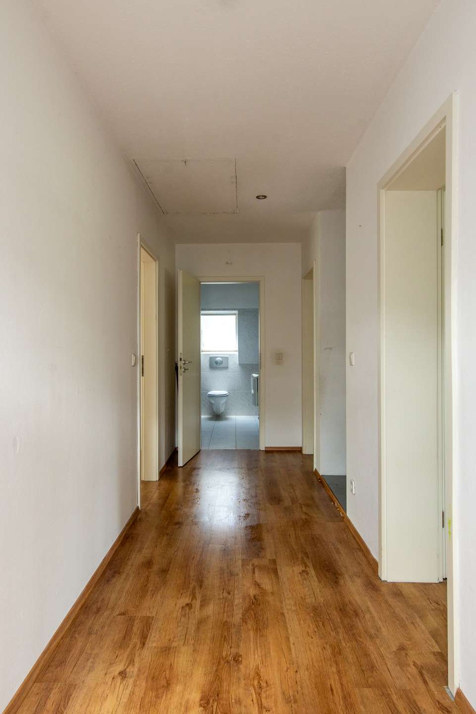 Familienparadies! 6 Zi. + Sauna, Kamin & ca. 671 m² Grundstück mit Carport – Bild 10
