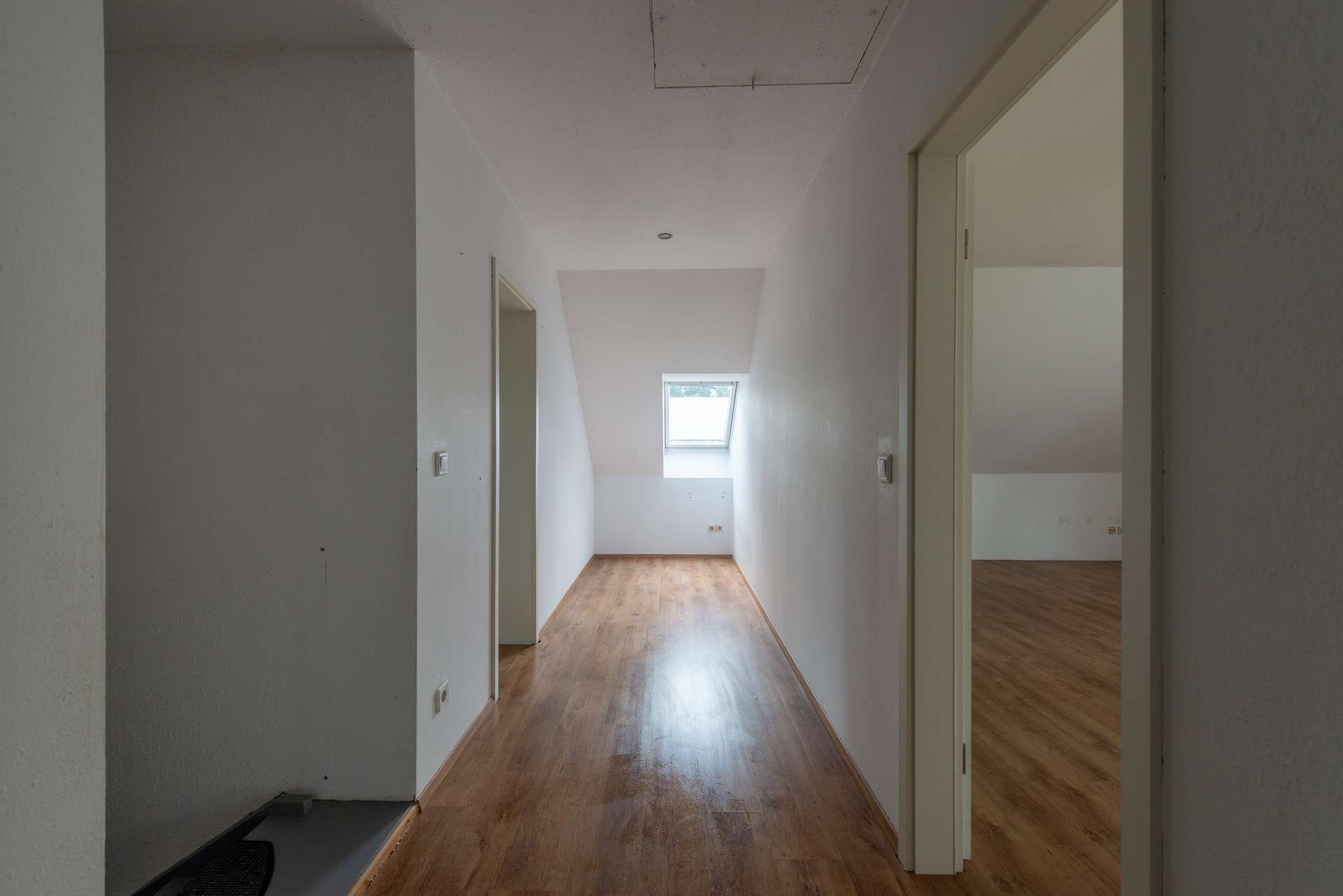 Familienparadies! 6 Zi. + Sauna, Kamin & ca. 671 m² Grundstück mit Carport – Bild 11