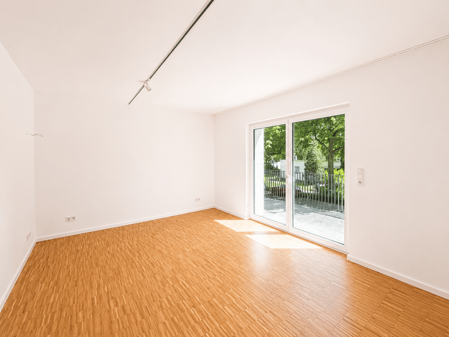 Exklusiver Erstbezug: Luxus Hausfeeling auf 2 Ebenen mit EBK, Garten, Garage & moderner Technologie - Bild 4