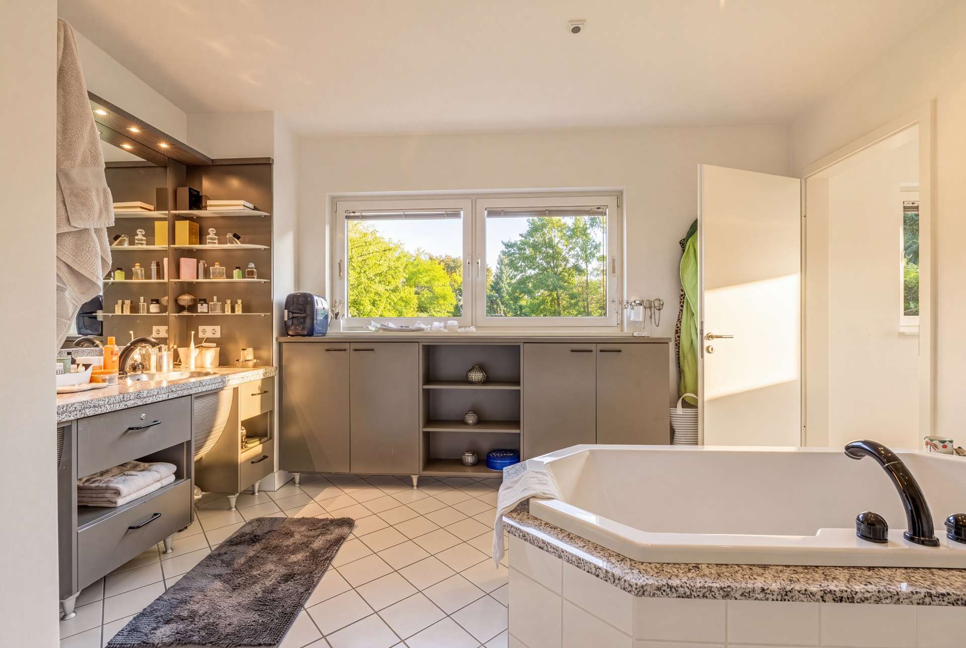 Villa in Topzustand und bester Lage! Luxuriös, modern, 9 Zimmer, Pool, Kamin, Sauna uvm. - Bild 25