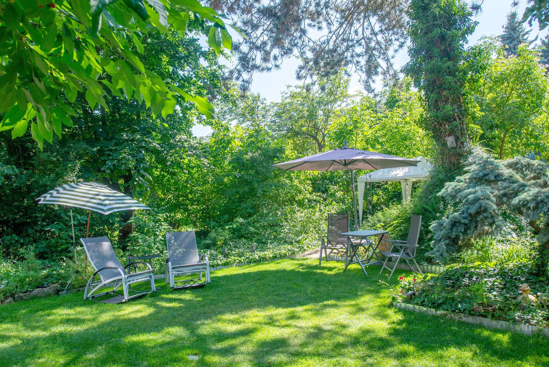 Freistehend wirkende DHH mit großem Garten, 3 separaten Wohnbereichen, Keller & Garage - Bild 1