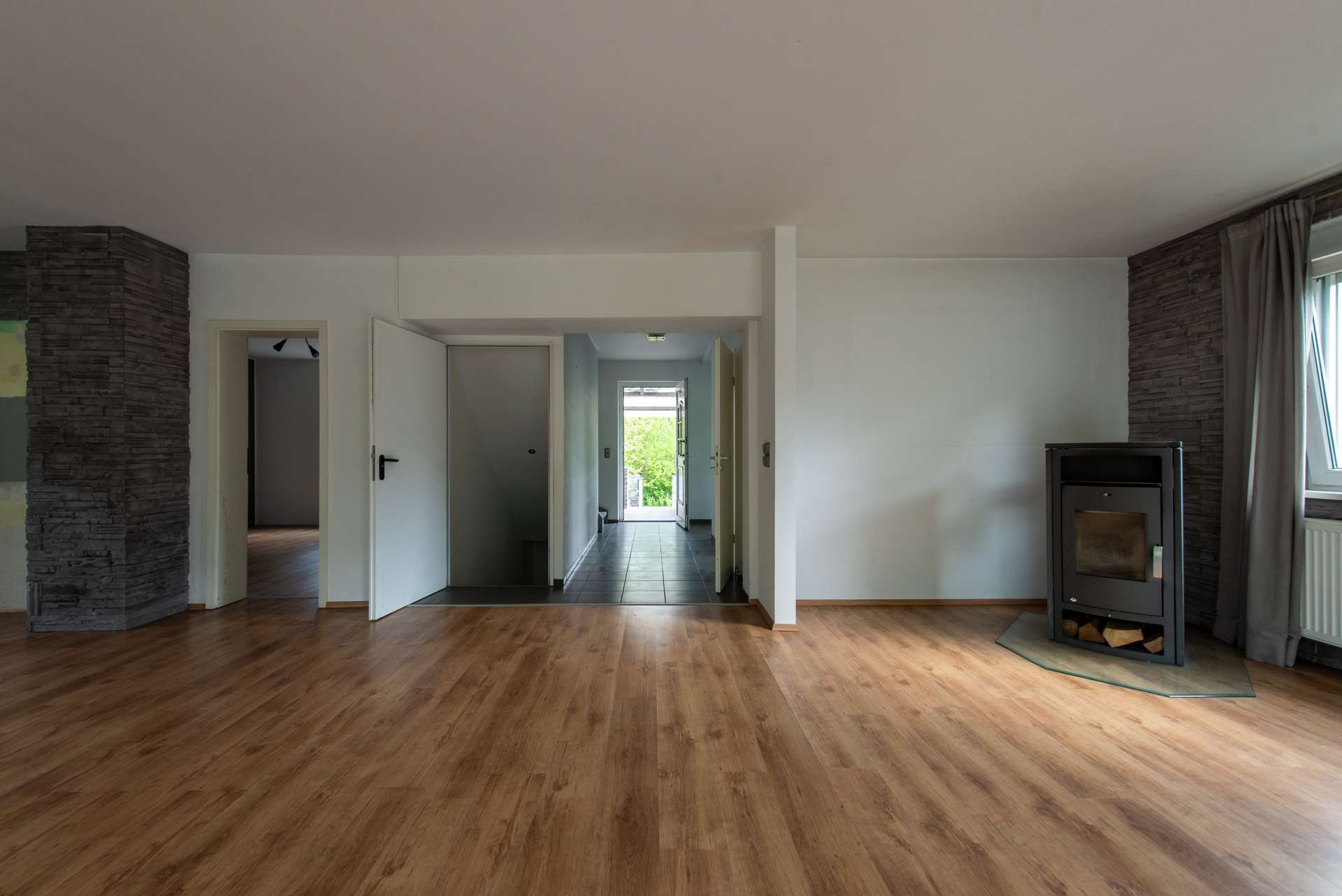 Familienparadies! 6 Zi. + Sauna, Kamin & ca. 671 m² Grundstück mit Carport – Bild 4