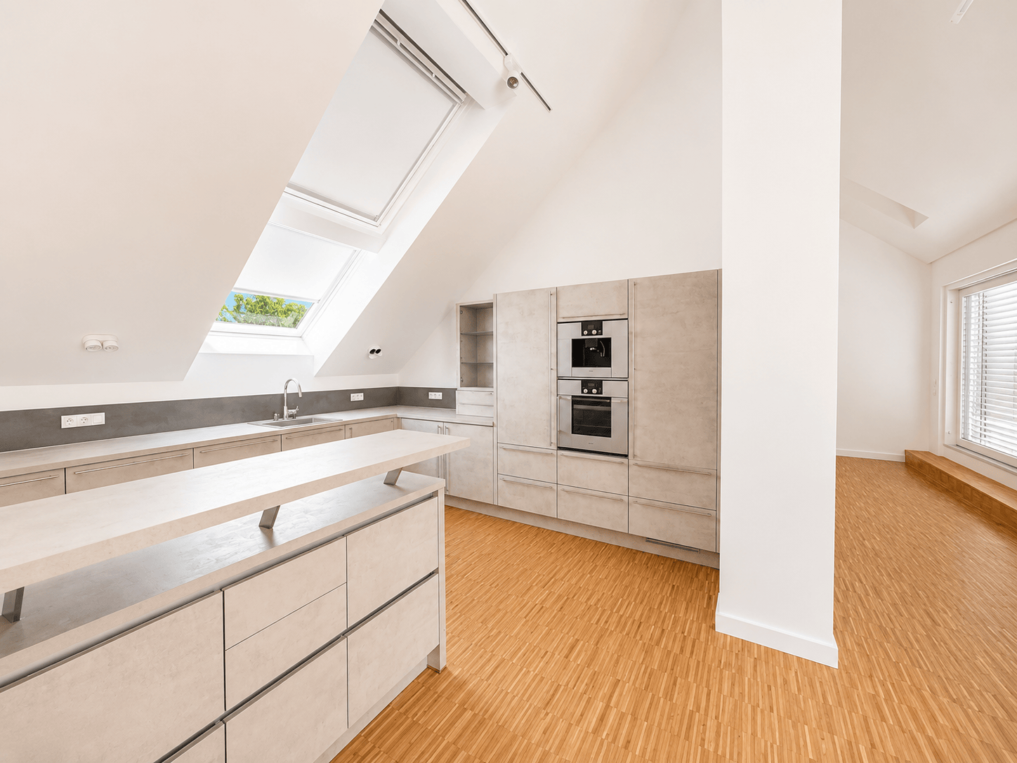 Exklusiver Erstbezug: Luxus Hausfeeling auf 2 Ebenen mit EBK, Garten, Garage & moderner Technologie - Bild 8