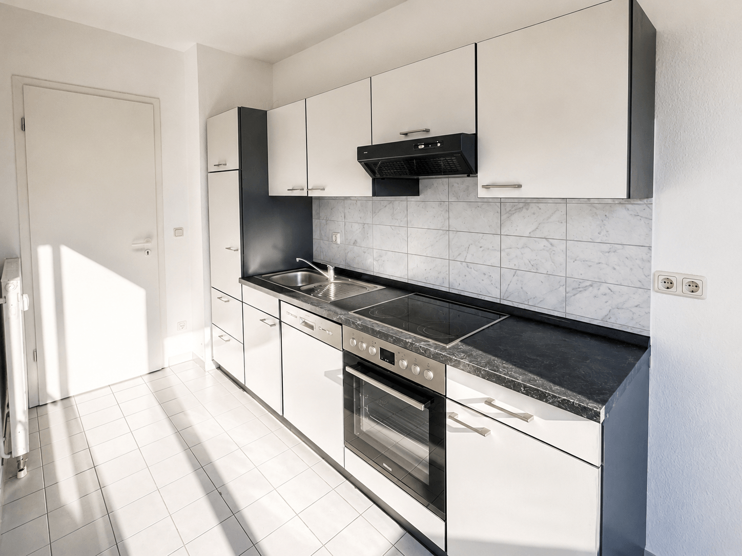 Sofort bezugsbereit! Lichtdurchflutete 2-Zimmer-Wohnung mit Balkon in begehrter Wohnlage! - Bild 2