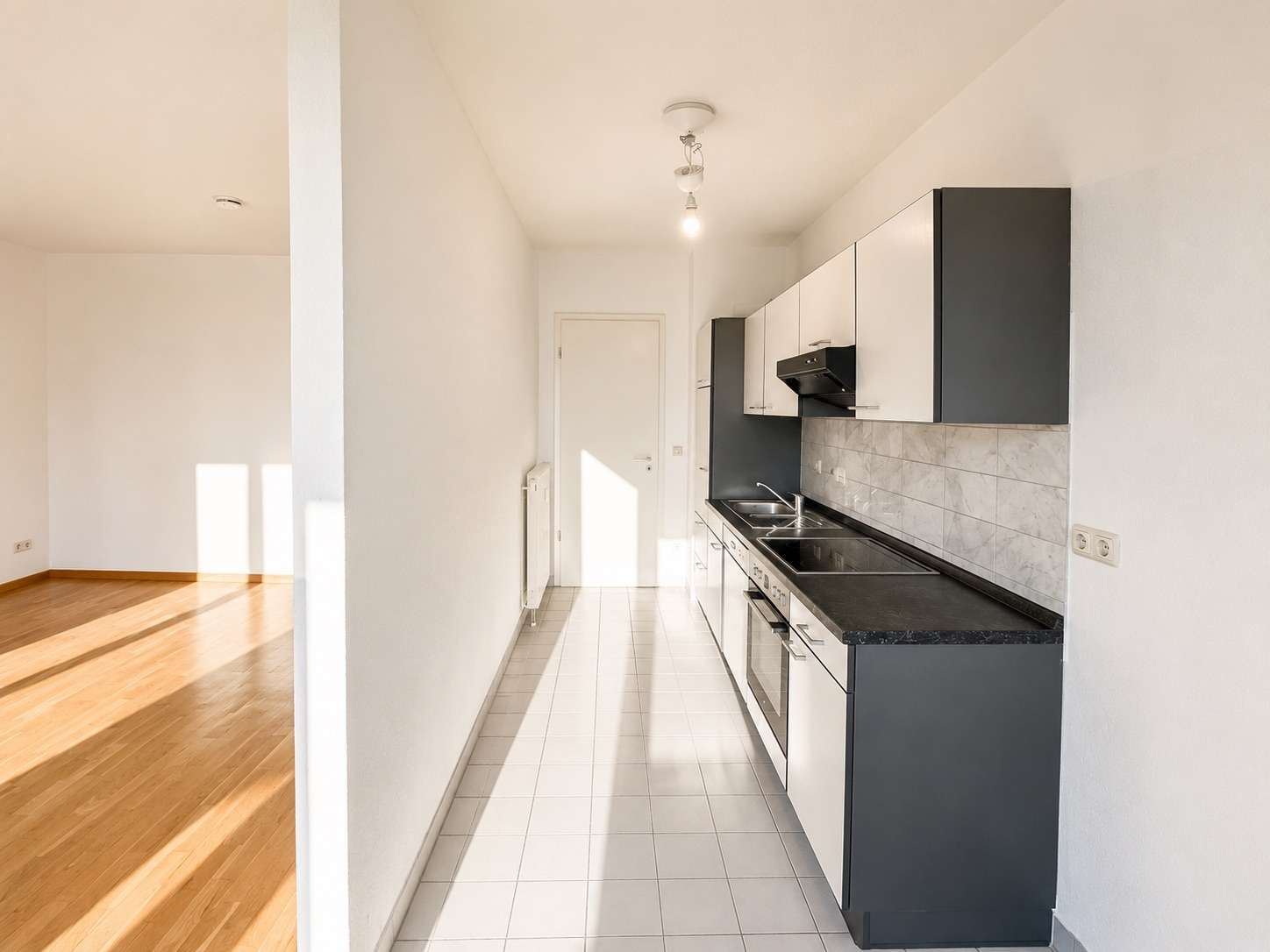 Lichtdurchflutete 2 Zi. Wohnung in Prenzlauer Berg - Aufzug, Balkon, EBK inklusive! - Bild 2