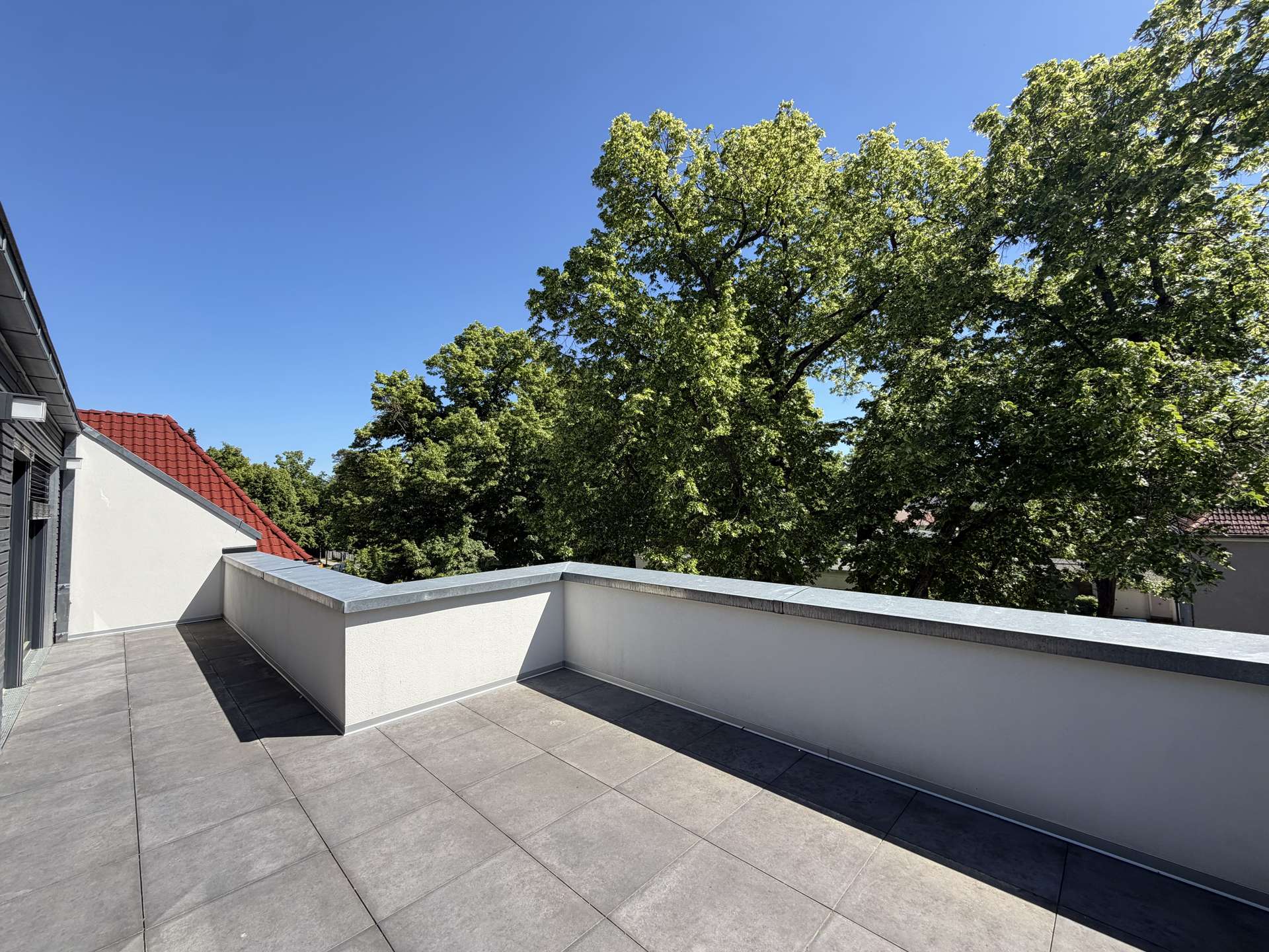 Exklusiver Erstbezug: Luxus Hausfeeling auf 2 Ebenen mit EBK, Garten, Garage & moderner Technologie - Bild 15