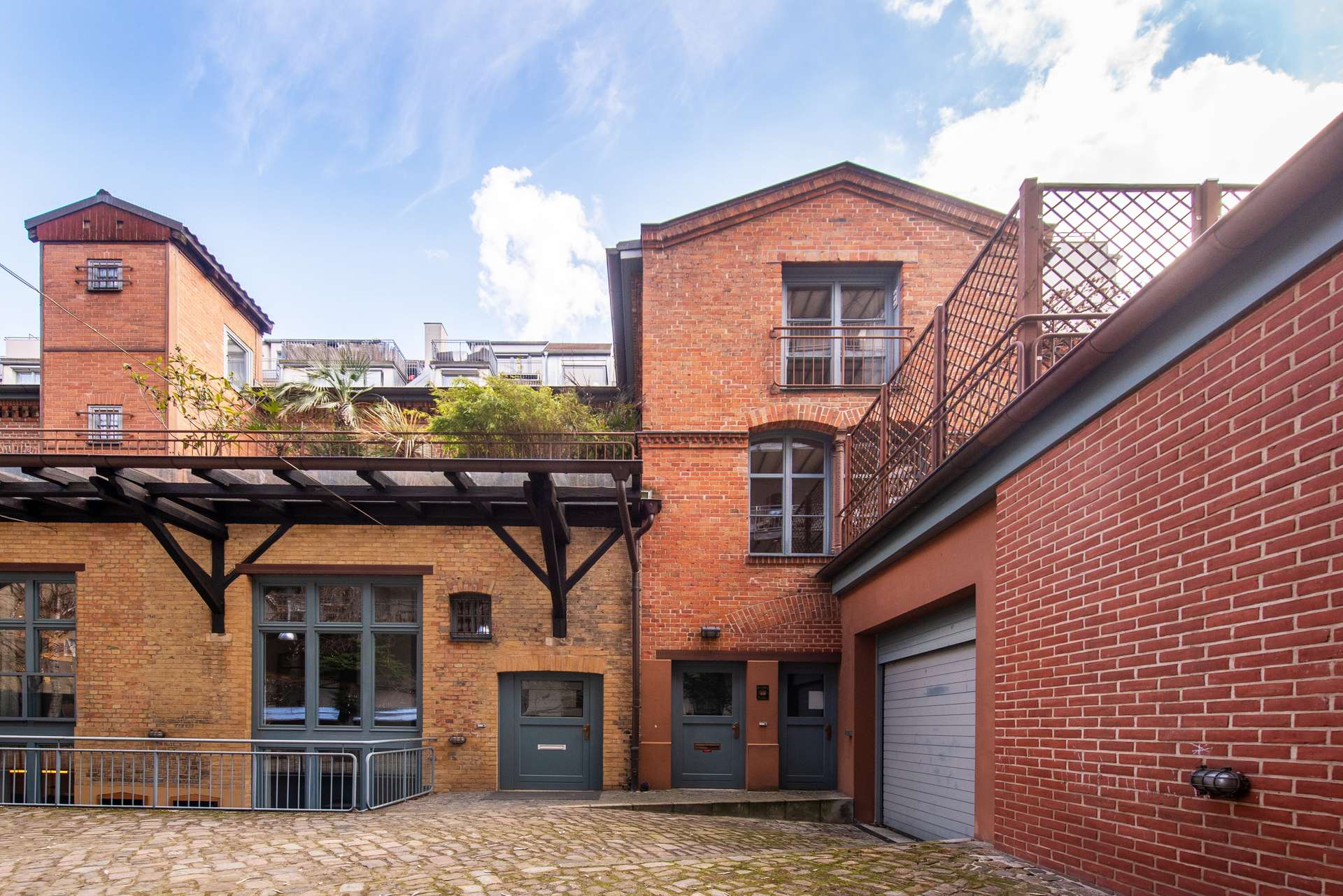 Historische Remise mit exklusivem Flair und Dachterrasse – im ruhigen Innenhof von Berlin-Mitte