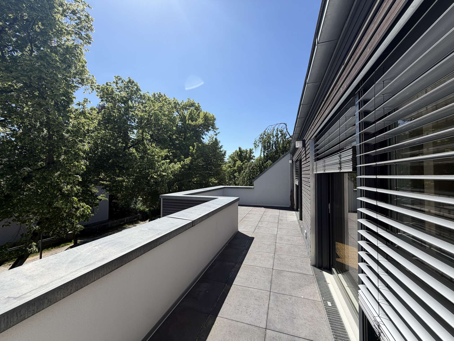 Exklusiver Erstbezug: Luxus Hausfeeling auf 2 Ebenen mit EBK, Garten, Garage & moderner Technologie - Bild 16