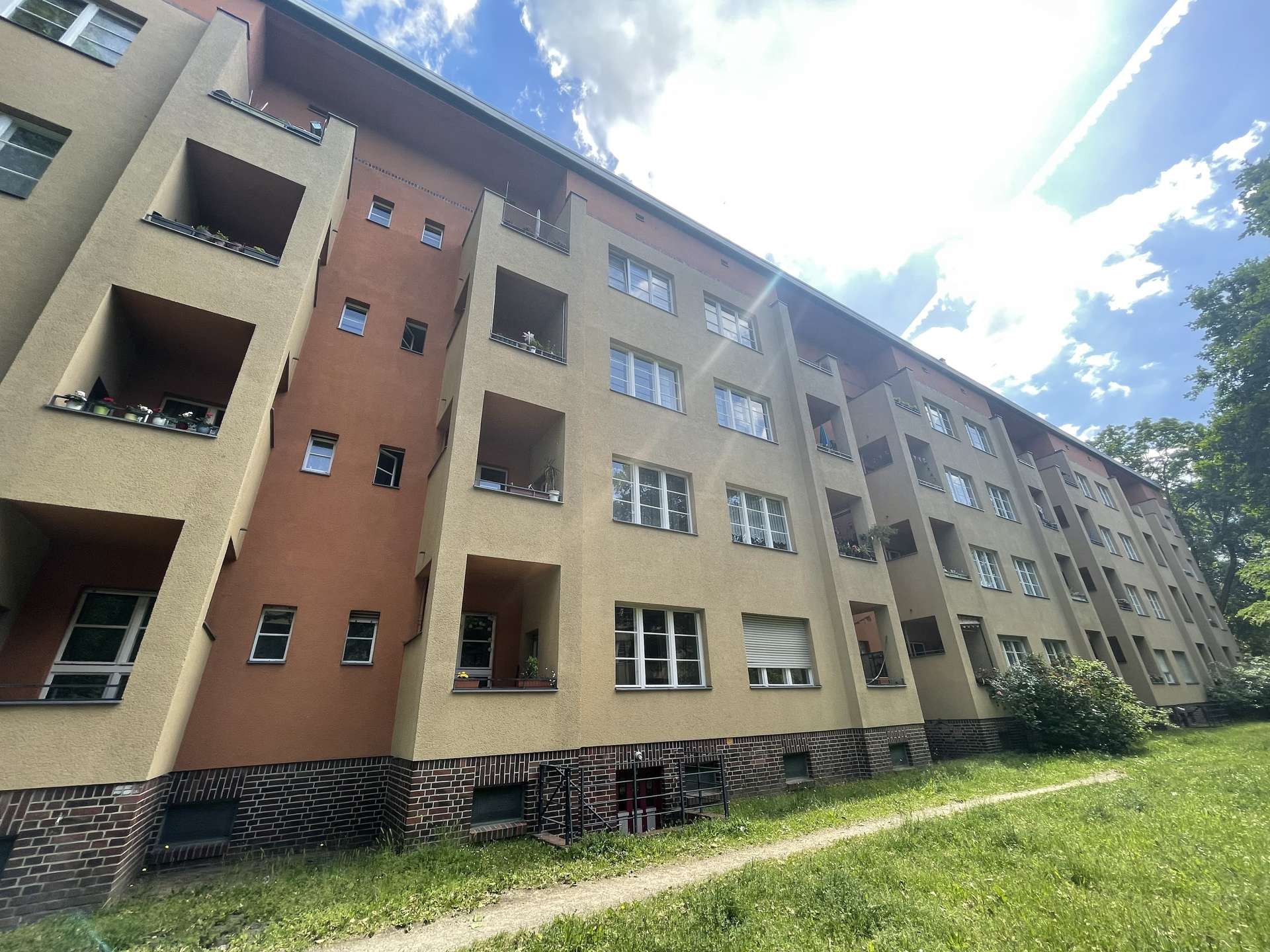 Lichtdurchflutete 3 Zi. Wohnung mit Balkon im begehrten Kissingenviertel – Bild 3