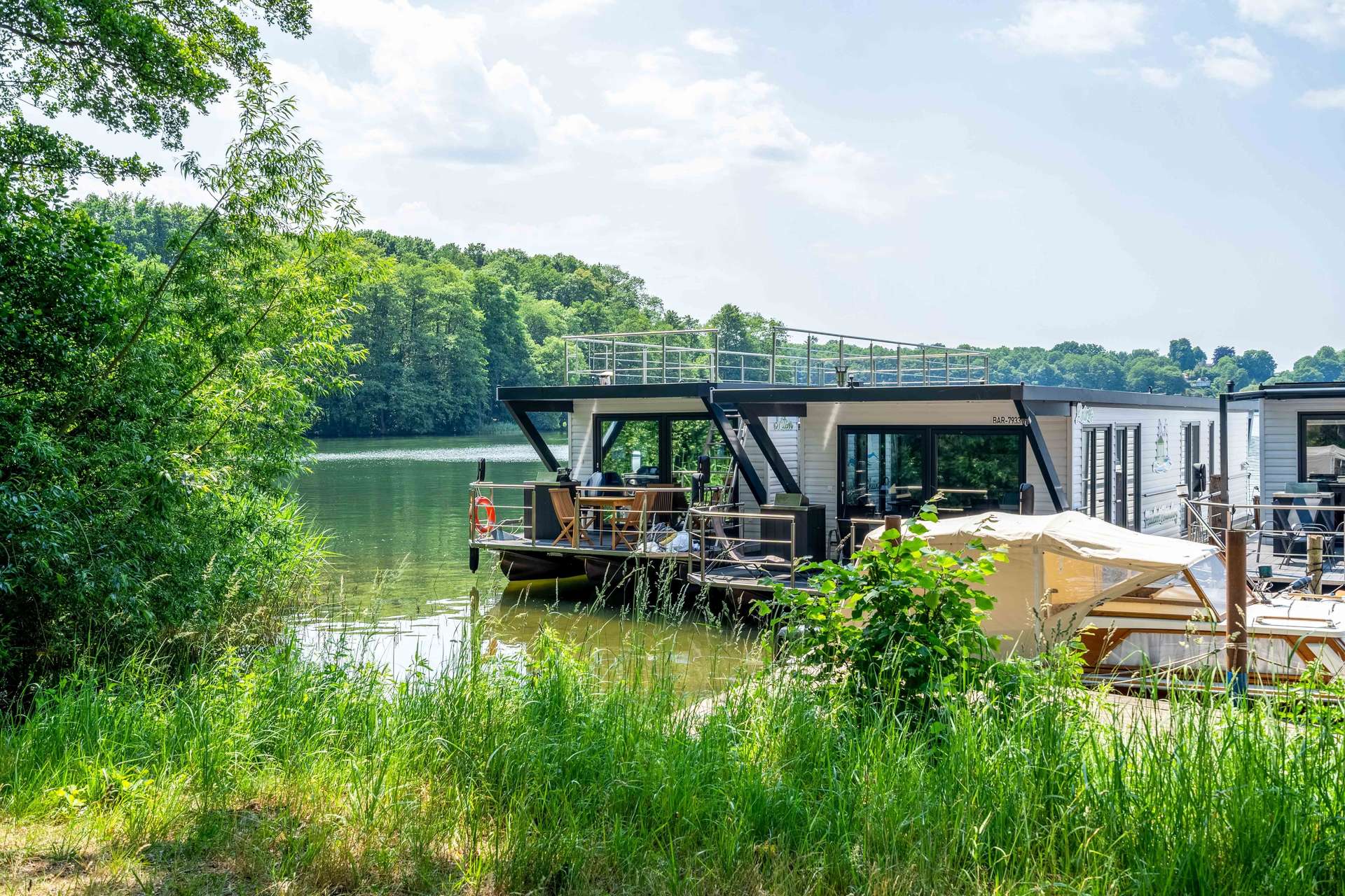 Wohnen auf dem Wasser in Potsdam City: hochwertig ausgestattetes Hausboot mit ca. 110 qm NFL – Bild 2