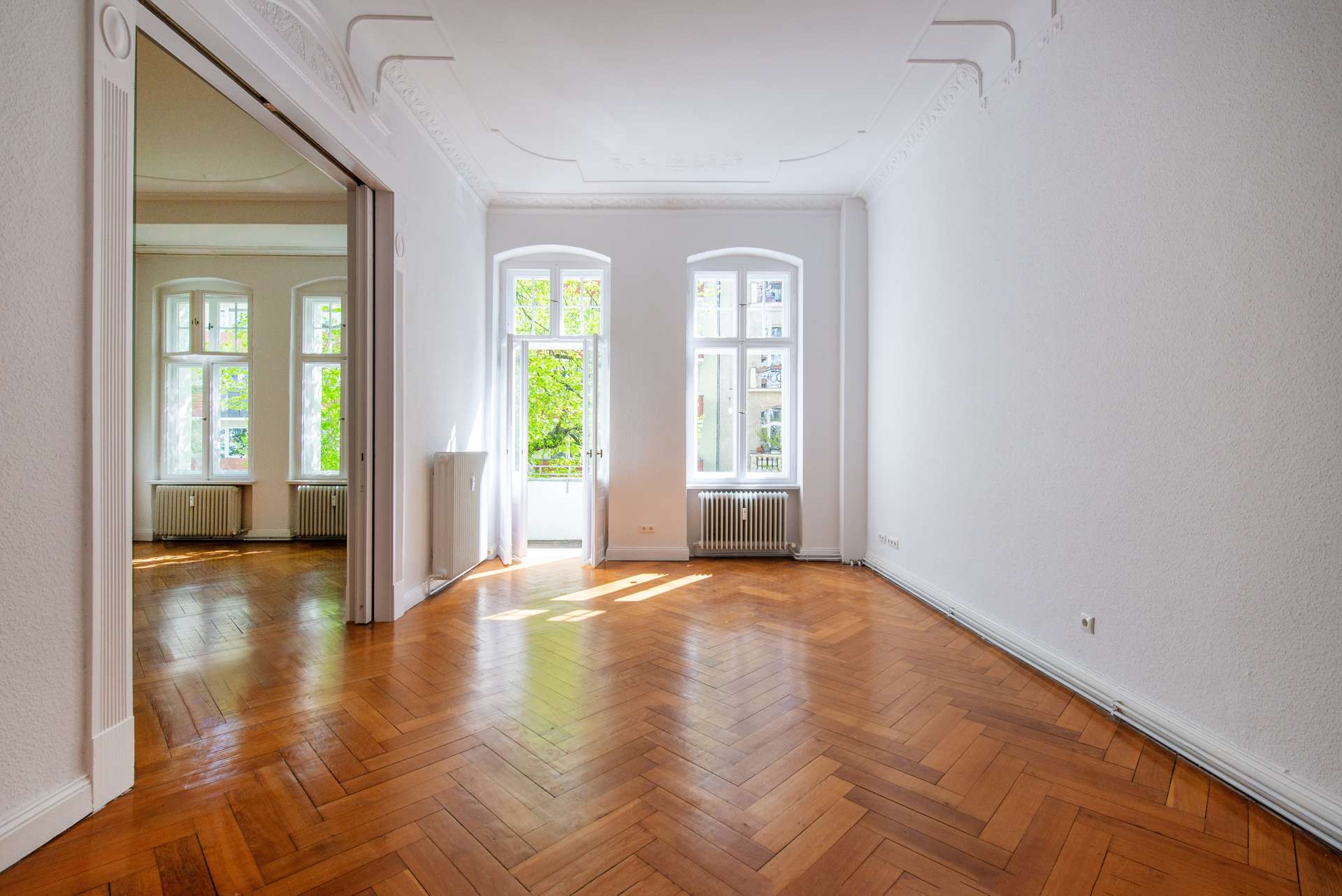 Repräsentative Altbauwohnung mit 5 Zi., lichtdurchfluteten Räumen nahe Schloss Bellevue! - Bild 3