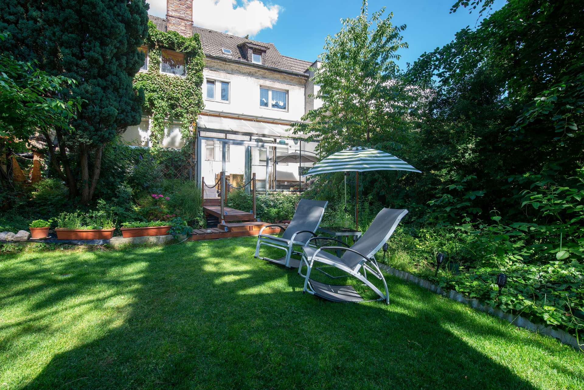 Freistehend wirkende DHH mit großem Garten, 3 separaten Wohnbereichen, Keller & Garage - Bild 12
