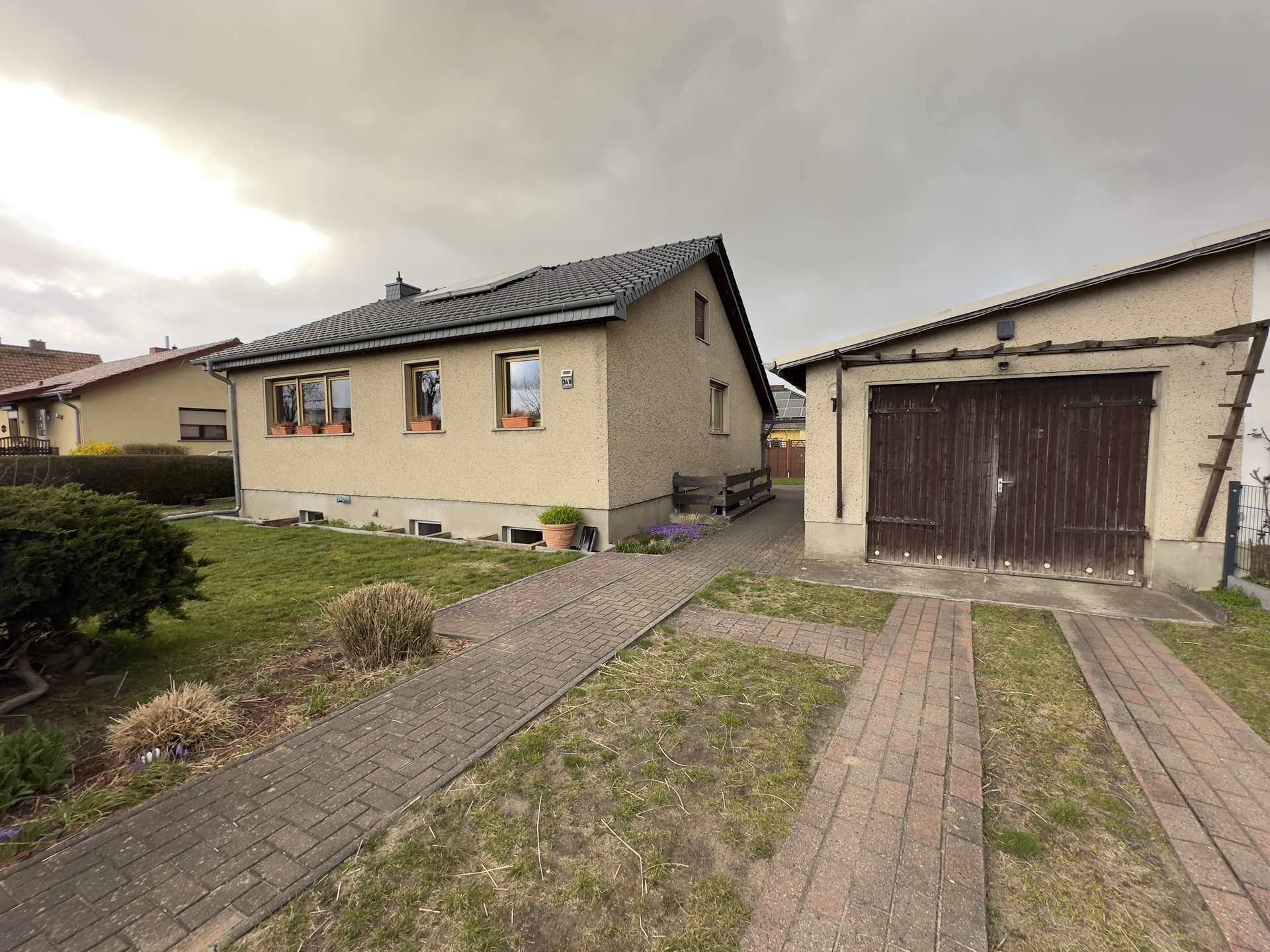 Teilsaniertes Einfamilienhaus in Zossen mit Solaranlage, Pool und Garage