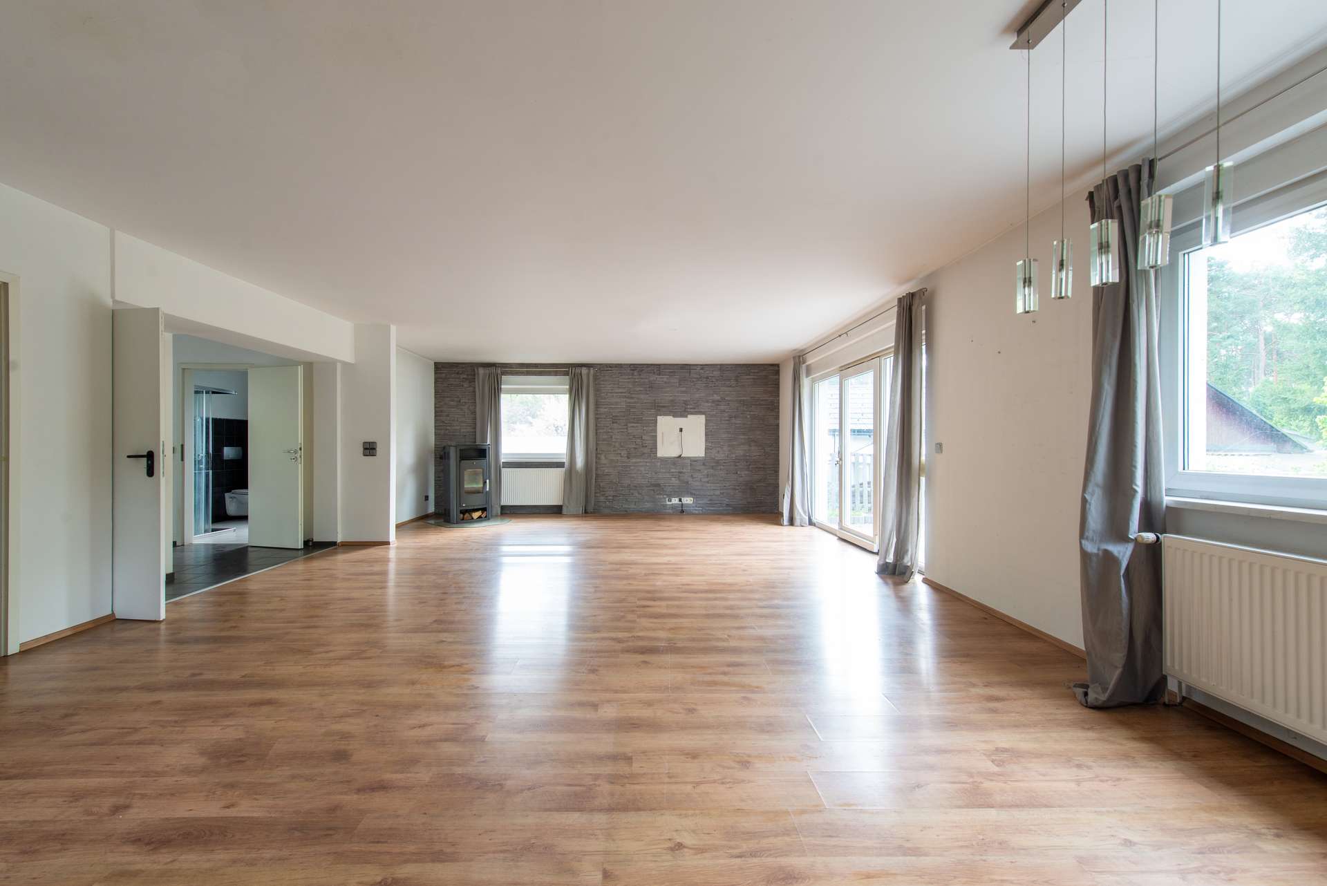 Familienparadies! 6 Zi. + Sauna, Kamin & ca. 671 m² Grundstück mit Carport – Bild 3