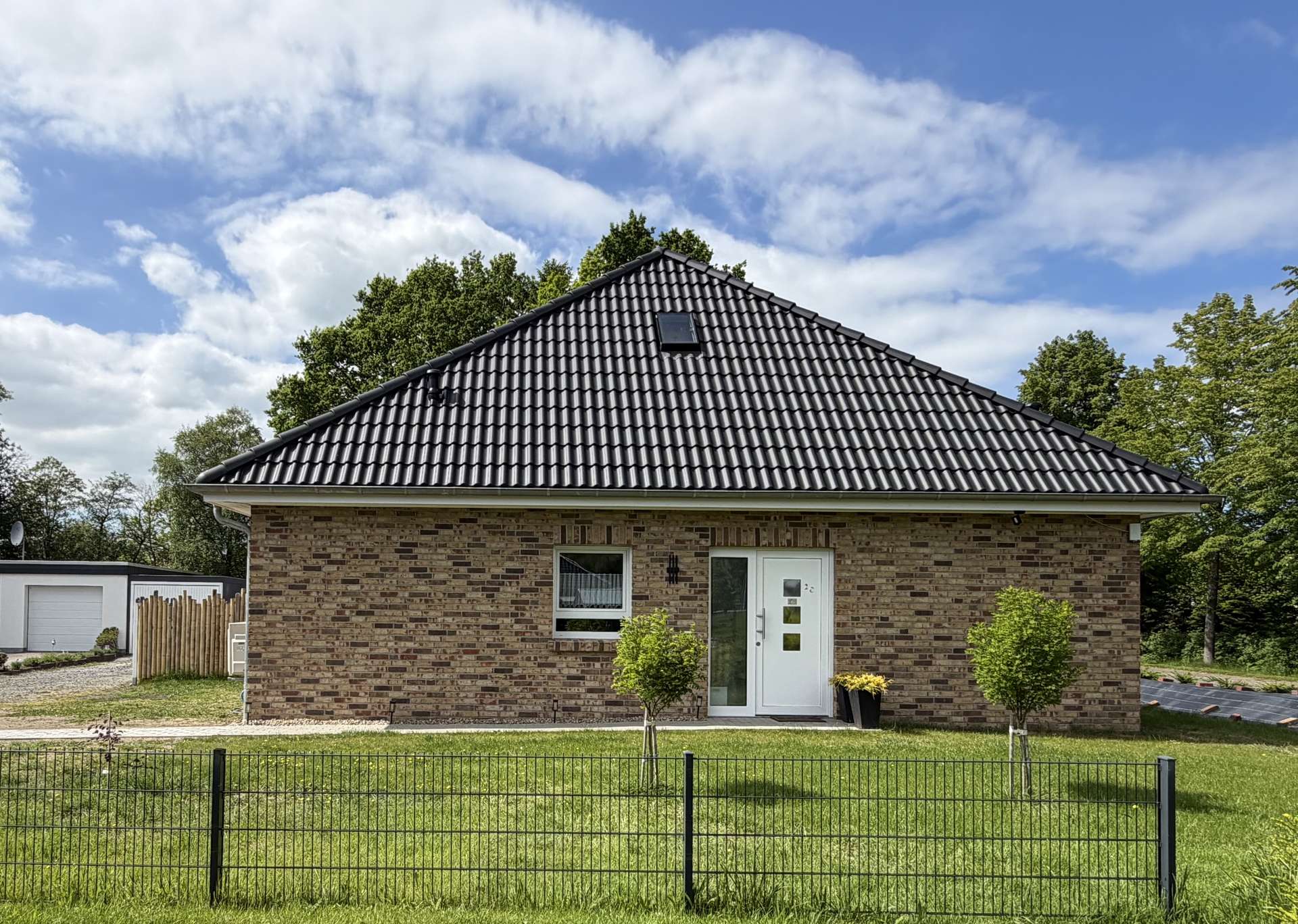 Traumhafter, barrierefreier Neubau-Bungalow mit Pool und viel Platz nahe Nordsee – Bild 1