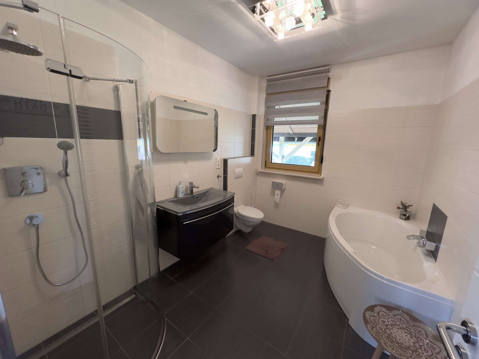 Teilsaniertes Einfamilienhaus in Zossen mit Solaranlage, Pool und Garage – Bild 5