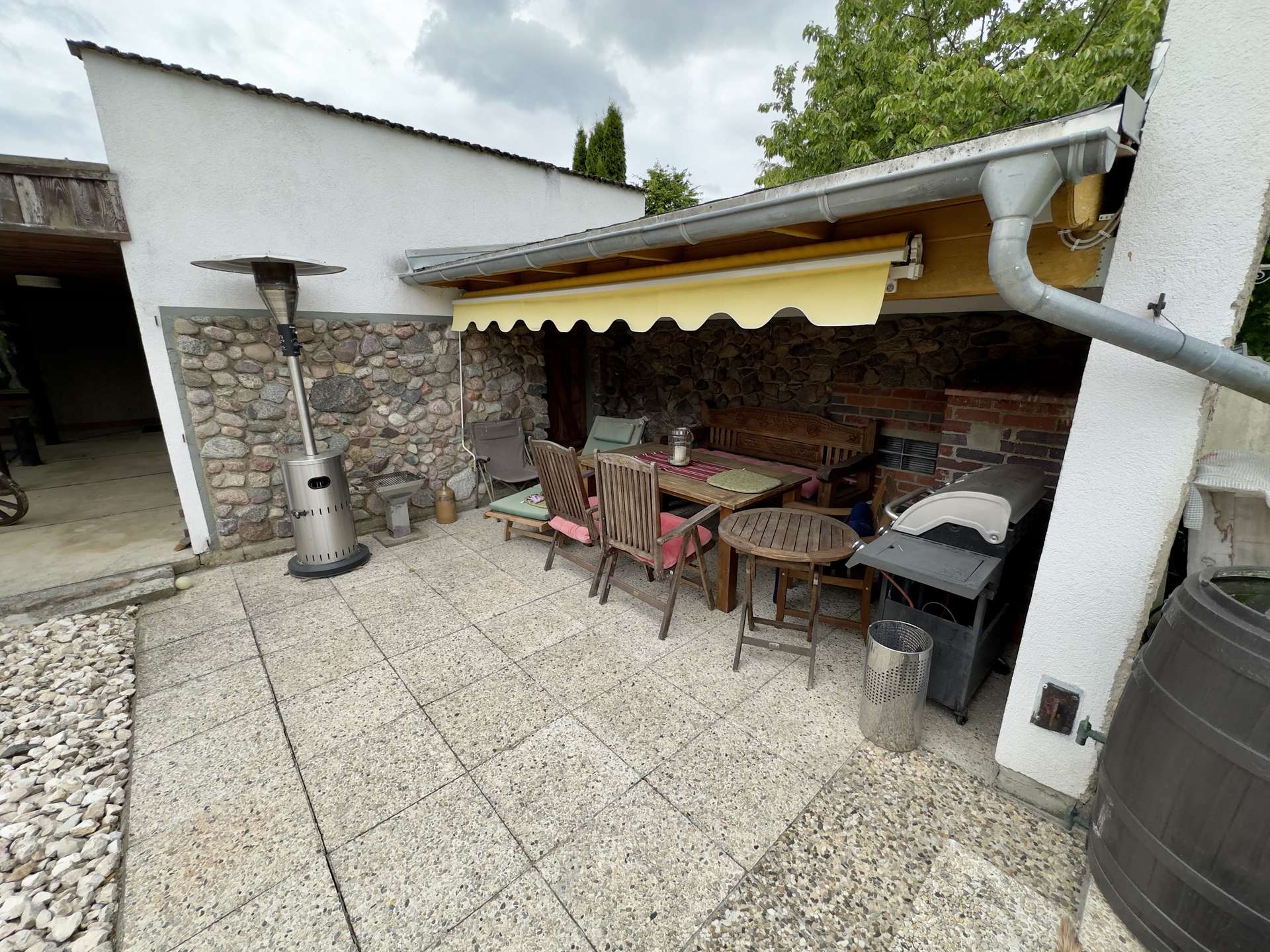 Modernisiertes Einfamilienhaus mit viel Privatsphäre in ruhiger Lage – Bild 3