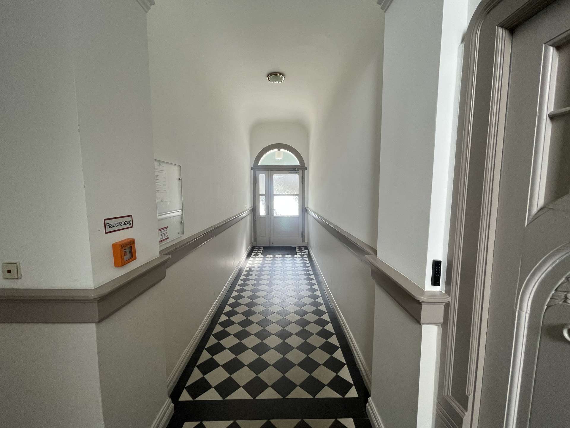 Attraktive Wohnlage - Wohnung mit Kamin, Balkon und Terrasse nahe Schloss Charlottenburg - Bild 3
