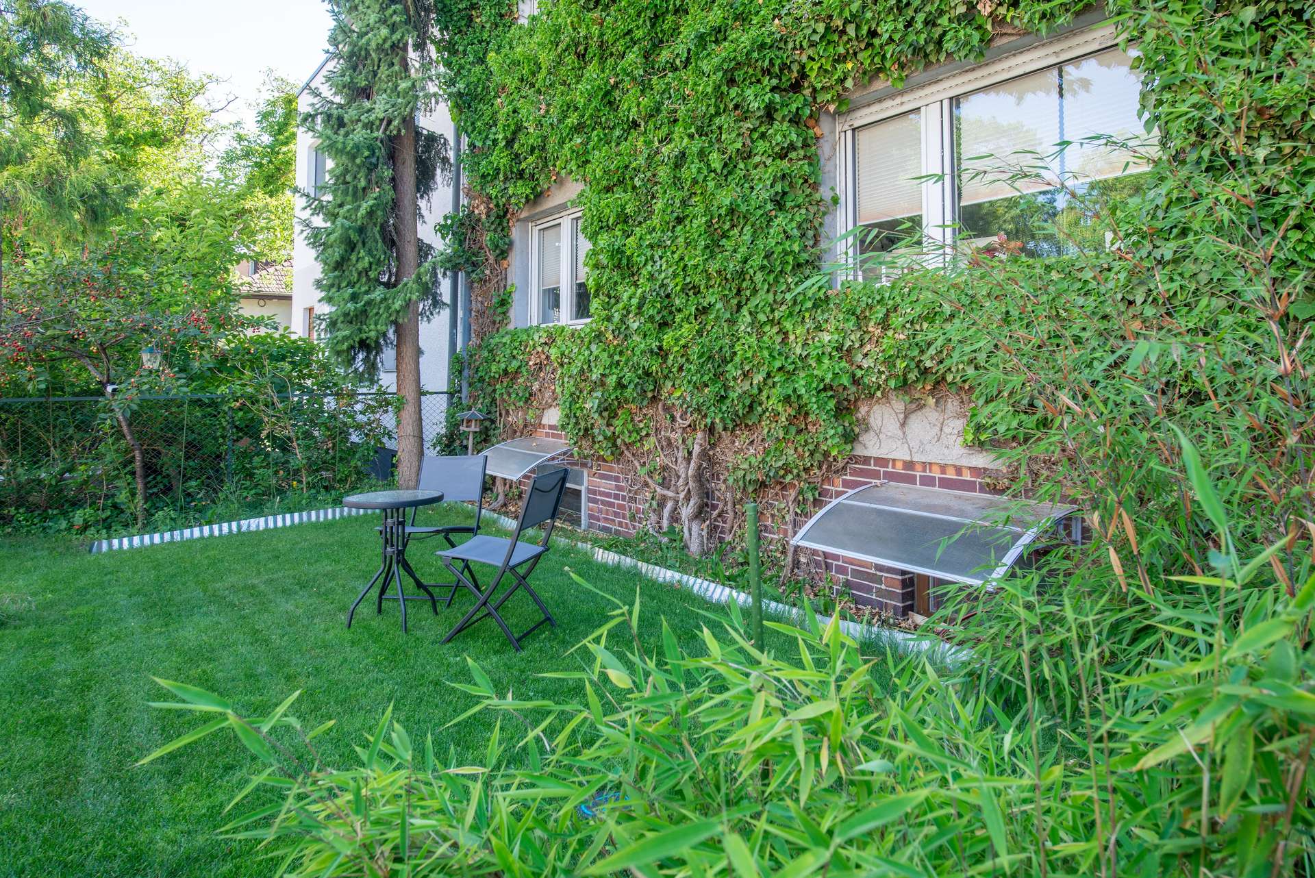 Freistehend wirkende DHH mit großem Garten, 3 separaten Wohnbereichen, Keller & Garage - Bild 13