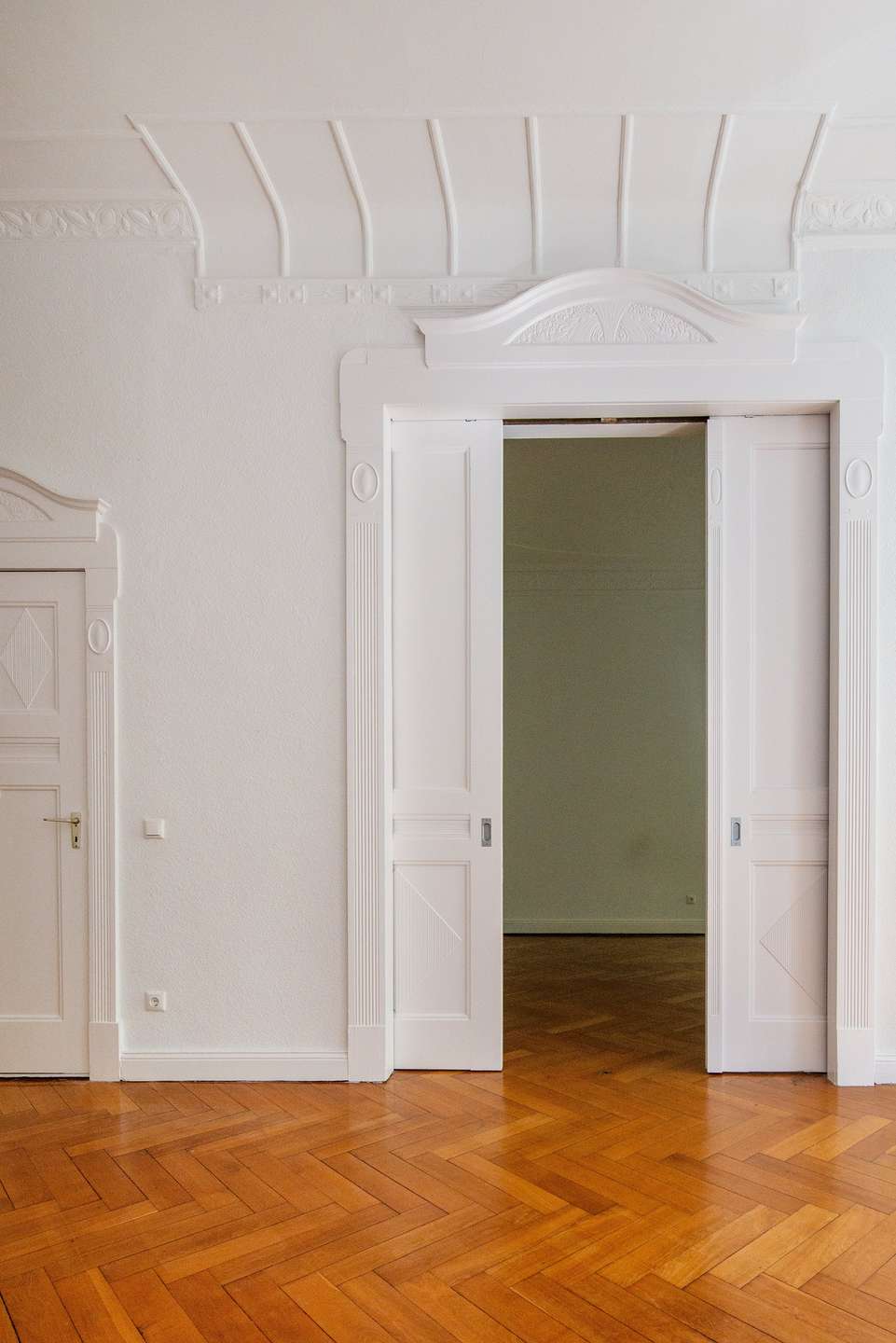 Repräsentative Altbauwohnung mit 5 Zi., lichtdurchfluteten Räumen nahe Schloss Bellevue! - Bild 4