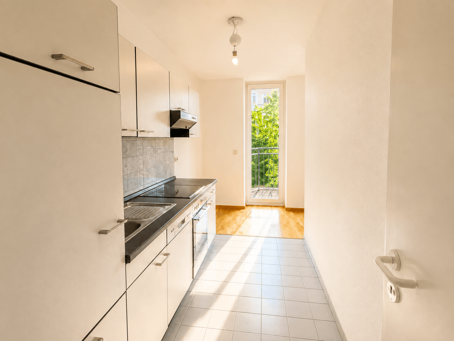 Sofort bezugsbereit! Lichtdurchflutete 2-Zimmer-Wohnung mit Balkon in begehrter Wohnlage! - Bild 3