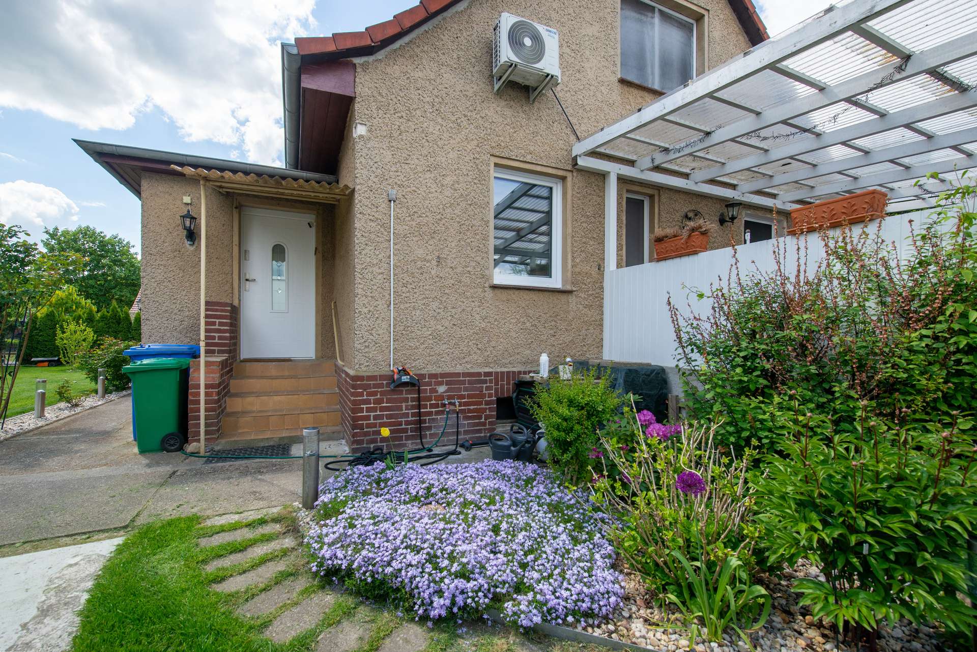 Raus aus Berlin. Rein ins Zuhause. – Stilvoll saniertes Familienhaus mit Kamin & Traumgarten – Bild 2
