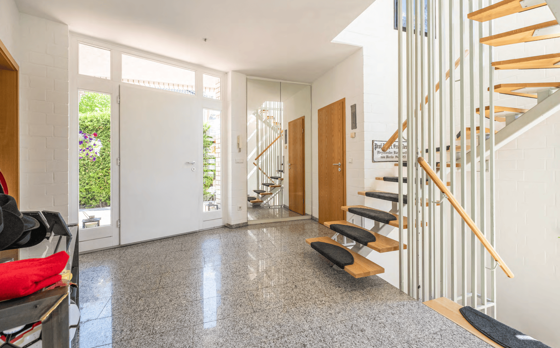 Hochwertiges Einfamilienhaus mit stilvollem Wohnkonzept auf 500m2 Grundstück in zentraler Lage! - Bild 9