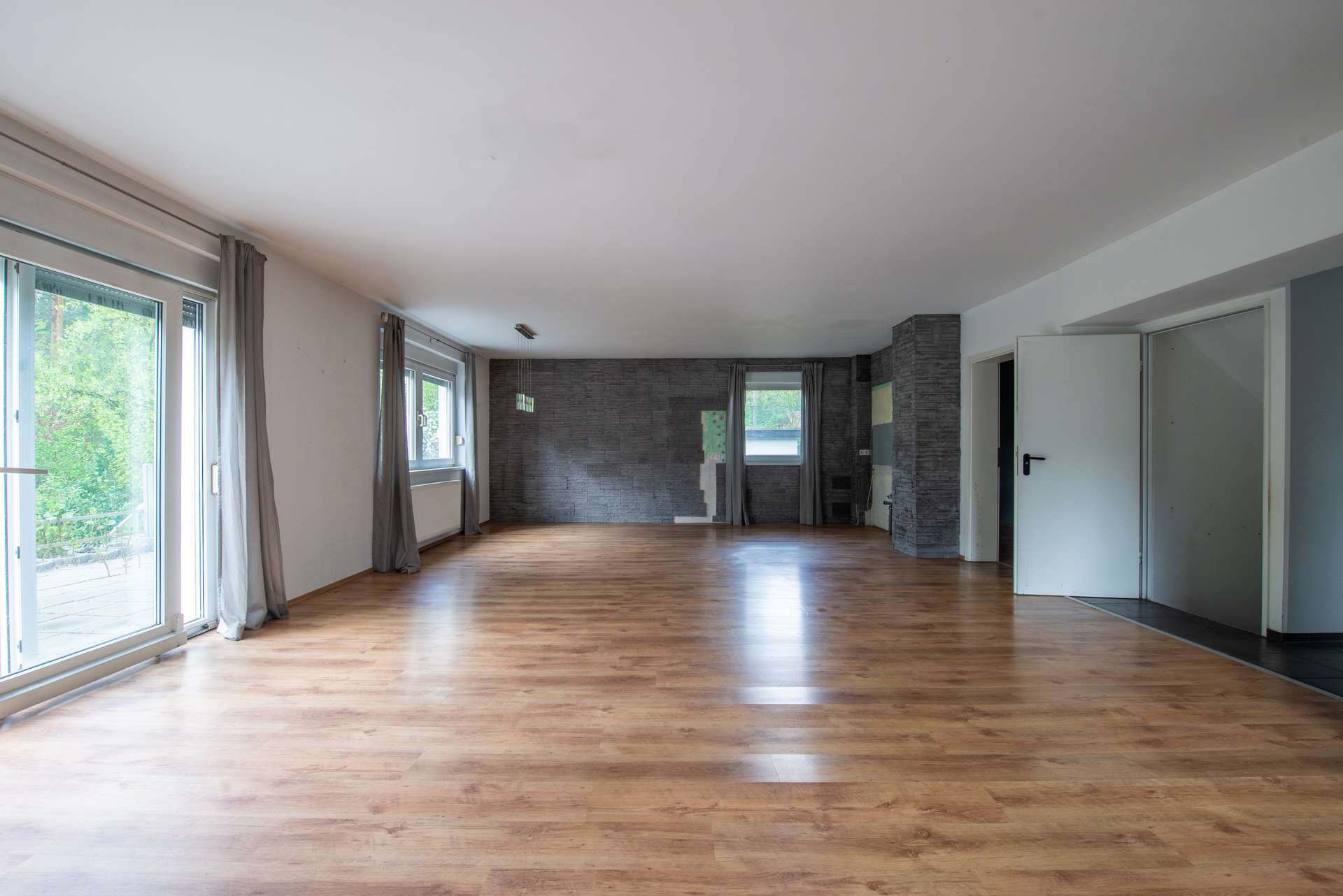 Familienparadies! 6 Zi. + Sauna, Kamin & ca. 671 m² Grundstück mit Carport – Bild 5