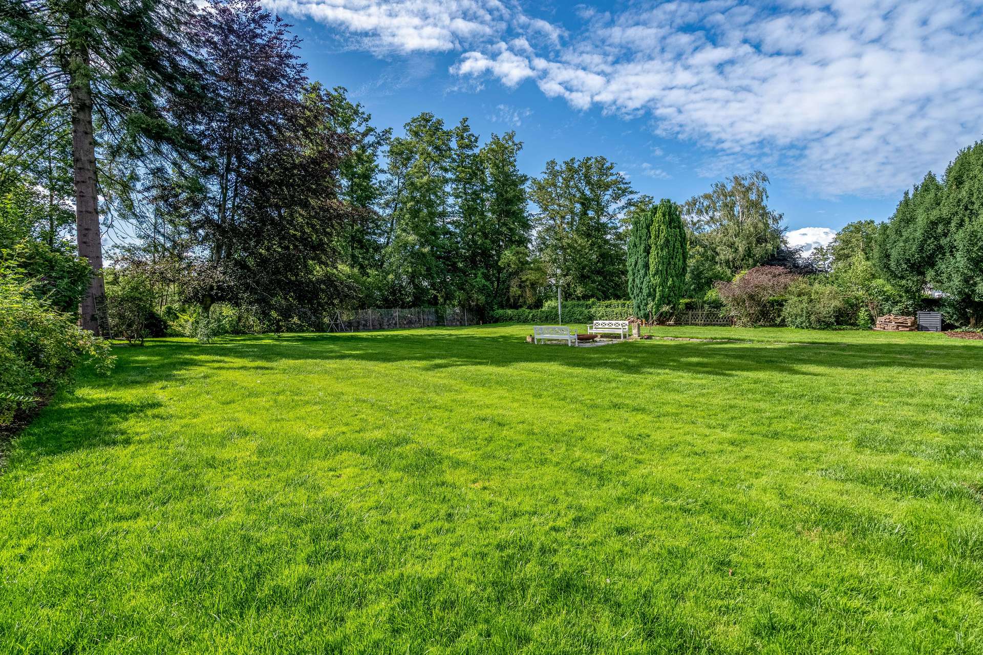 Architektenjuwel in Wassernähe: Einzigartiges Wohnen auf ca. 1.800 m2 Traumgrundstück – Bild 11