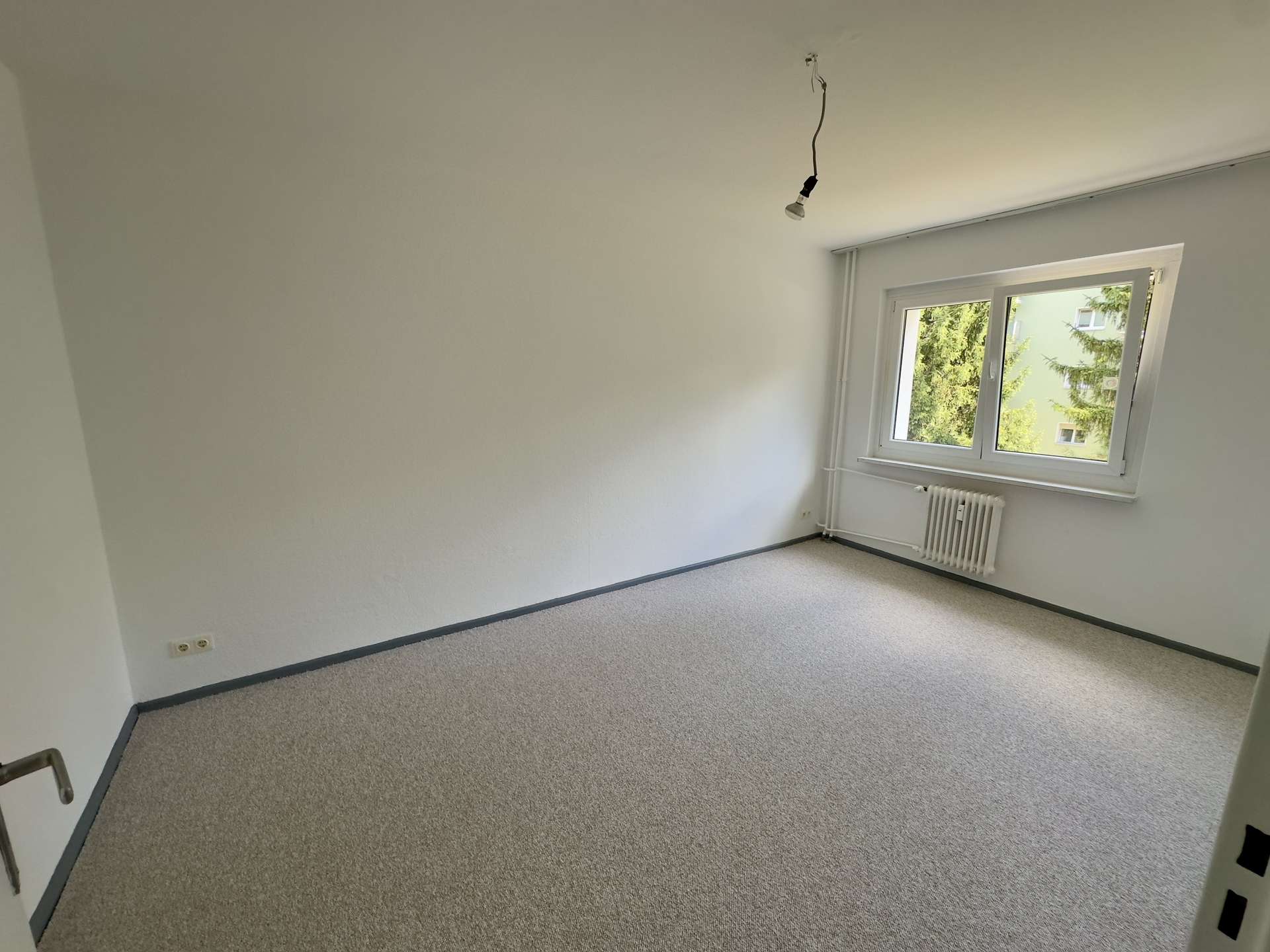 Bezugsfreie 2-Zimmer-Wohnung mit sonnigem Balkon und modernisiertem Gesamtbild in Berlin-Lankwitz - Bild 2
