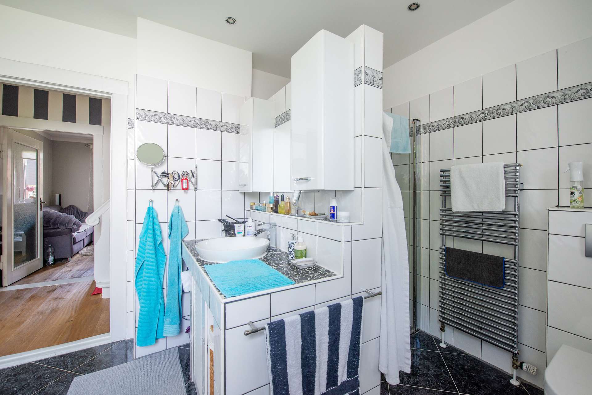 Raus aus Berlin. Rein ins Zuhause. – Stilvoll saniertes Familienhaus mit Kamin & Traumgarten – Bild 20