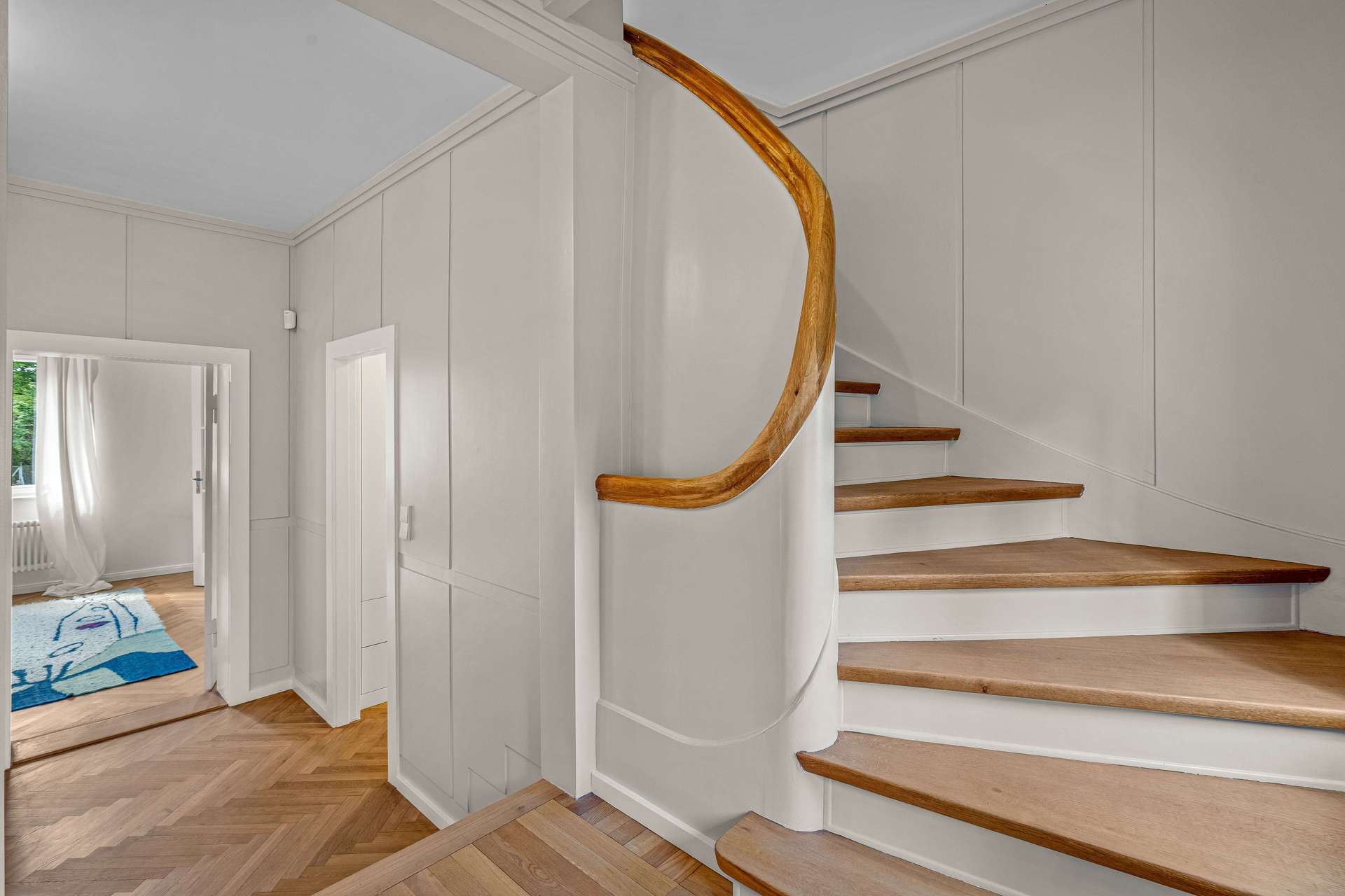 Architektenjuwel in Wassernähe: Einzigartiges Wohnen auf ca. 1.800 m2 Traumgrundstück – Bild 2