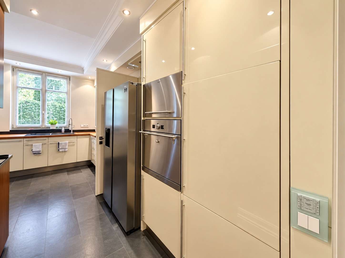 Haus im Haus! Einzigartiger Luxus mit Privatgarten: 6 Zi., Kamin uvm. in Bestlage - Bild 9