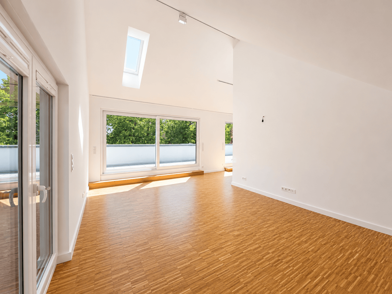 Exklusiver Erstbezug: Luxus Hausfeeling auf 2 Ebenen mit EBK, Garten, Garage & moderner Technologie - Bild 2