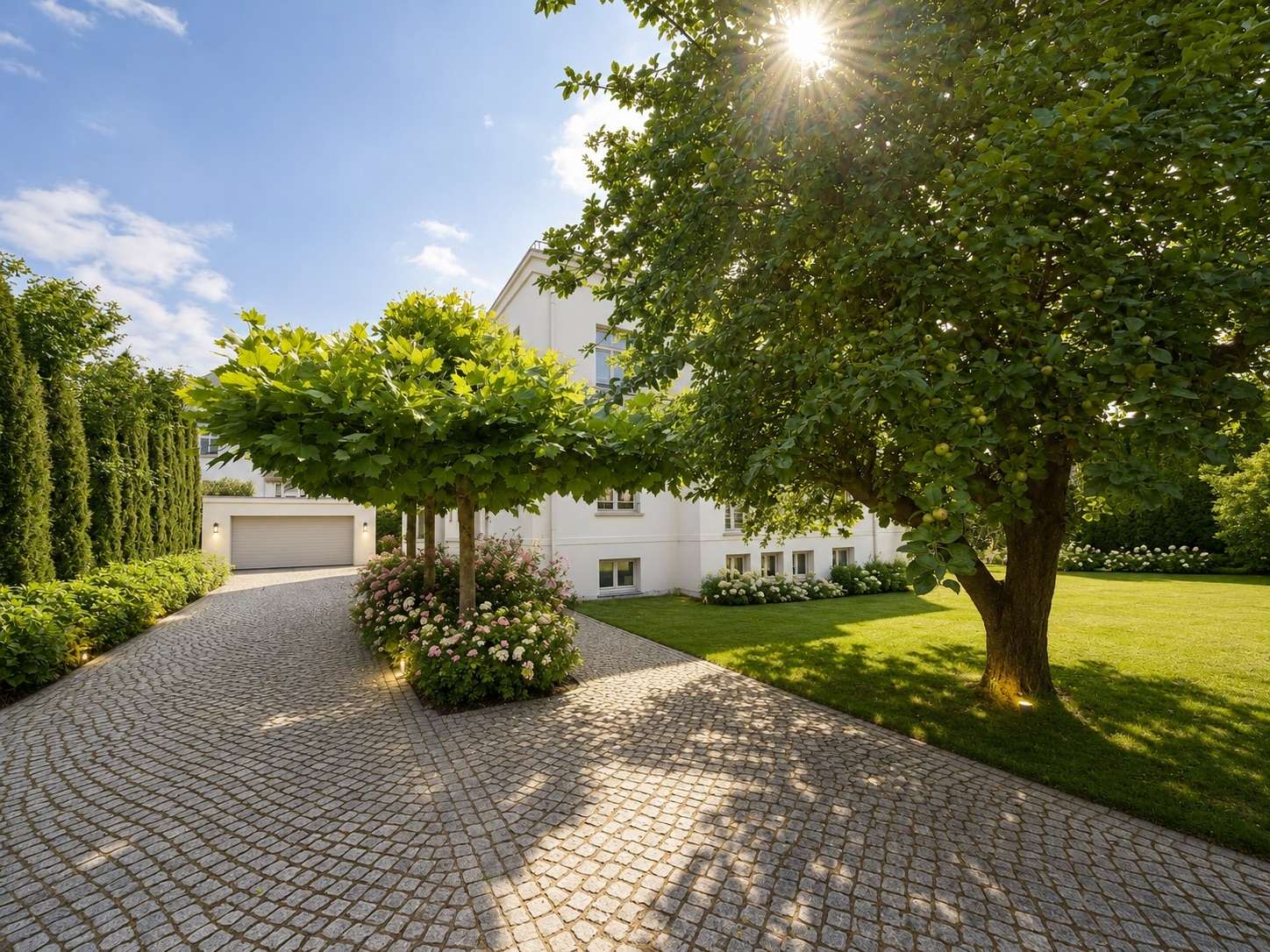 Imposant. Luxuriös. Einzigartig. – Villa in fußläufiger Seenähe in Bestlage