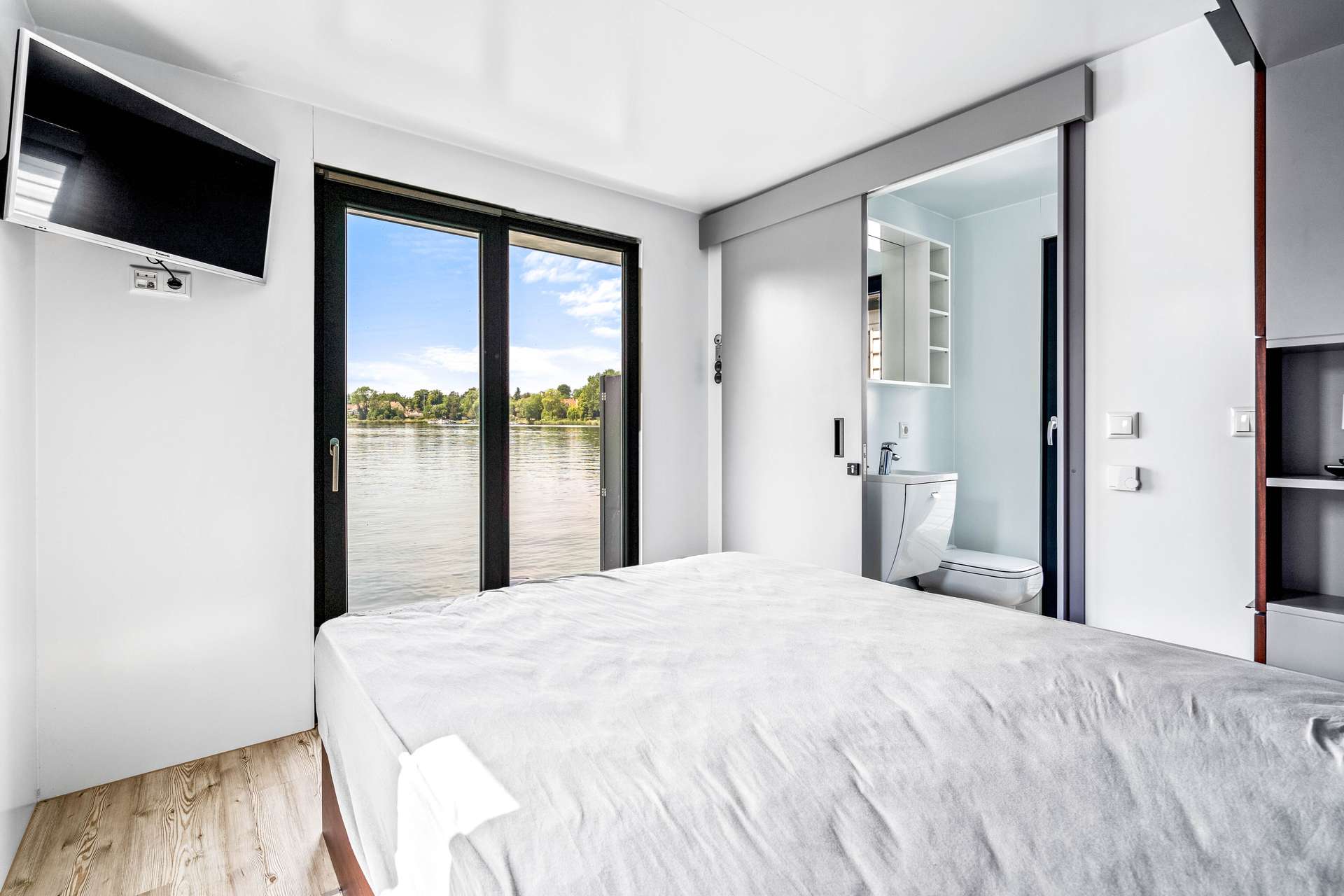 Wohnen auf dem Wasser in Potsdam City: hochwertig ausgestattetes Hausboot mit ca. 110 qm NFL – Bild 5