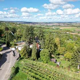 Secret Sale - Eine Rarität, Baugrundstück mit Haus in einer herrlichen Aussichtslage von Gerlingen - Straßenansicht