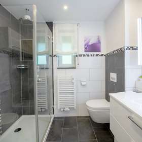 Attraktive 4-Zimmerwohnung mit großem Balkon und Garten in einer bevorzugten Lage von Holzgerlingen - Badezimmer