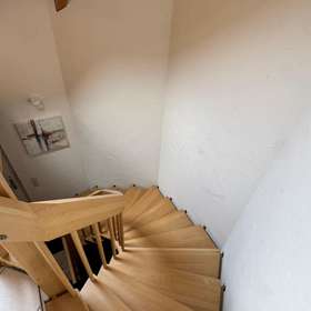 Die ideale Wohnung für das Paar: Lichtdurchflutete 3,5 Zimmerwohnung in ruhiger Lage von Darmsheim - Treppenaufgang 