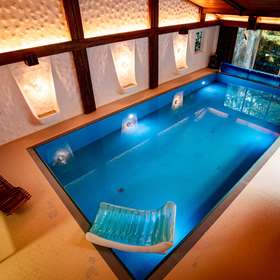 Luxuriöses Refugium: Einzigartige Villa auf 750qm mit indoor Pool in bevorzugter Lage von Ramstein - Blick zum Pool