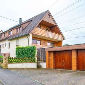 Rarität: Großzügiges Zweifamilienhaus mit ELW und großem Garten in Sindelfingen-Darmsheim - Hauptansicht in Sindelfingen