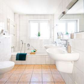 Lichtdurchflutete 5-Zimmer Galeriewohnung mit Süd-West Dachterrasse in Böblingen-Diezenhalde - Badezimmer 