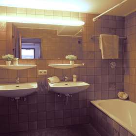 Ideal für Single oder Pendler: Helle Souterrain-Wohnung mit Gartennutzung in Böblingen-Dagersheim - Badezimmer