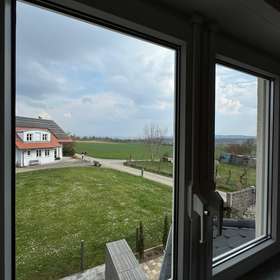 Die ideale Wohnung für das Paar: Lichtdurchflutete 3,5 Zimmerwohnung in ruhiger Lage von Darmsheim - Ausblick vom Schlafzimmer 