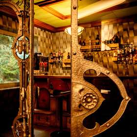 Luxuriöses Refugium: Einzigartige Villa auf 750qm mit indoor Pool in bevorzugter Lage von Ramstein - Bar