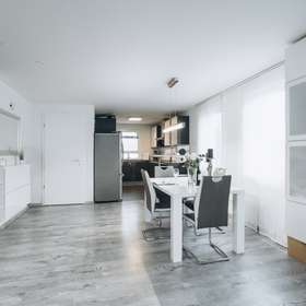 Ein Zuhause zum Ankommen und wohlfühlen – modernes Reiheneckhaus in Sindelfingen - Darmsheim - Blick in die Küche