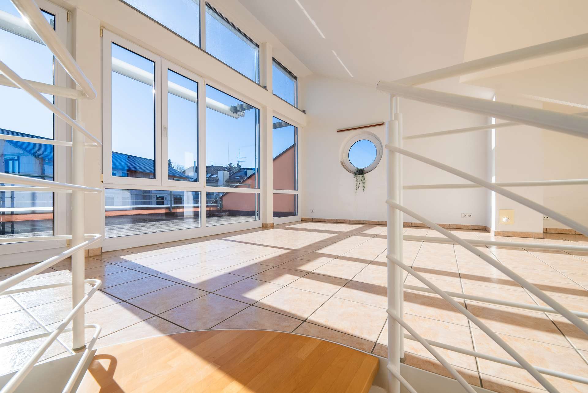 Hauptansicht: Lichtdurchflutete 5-Zimmer Galeriewohnung mit Süd-West Dachterrasse in Böblingen-Diezenhalde in Böblingen, 5 Zimmer, 137 m²