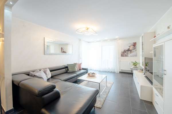 Außenansicht: Attraktive 4-Zimmerwohnung mit großem Balkon und Garten in einer bevorzugten Lage von Holzgerlingen in Holzgerlingen, 4 Zimmer, 106 m²