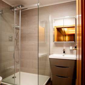 Luxuriöses Refugium: Einzigartige Villa auf 750qm mit indoor Pool in bevorzugter Lage von Ramstein - Badezimmer EG