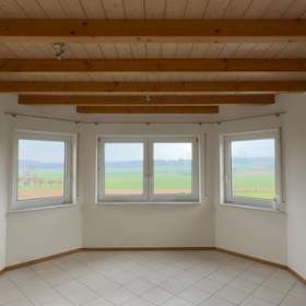 Die ideale Wohnung für das Paar: Lichtdurchflutete 3,5 Zimmerwohnung in ruhiger Lage von Darmsheim - Erker mit Fernsicht